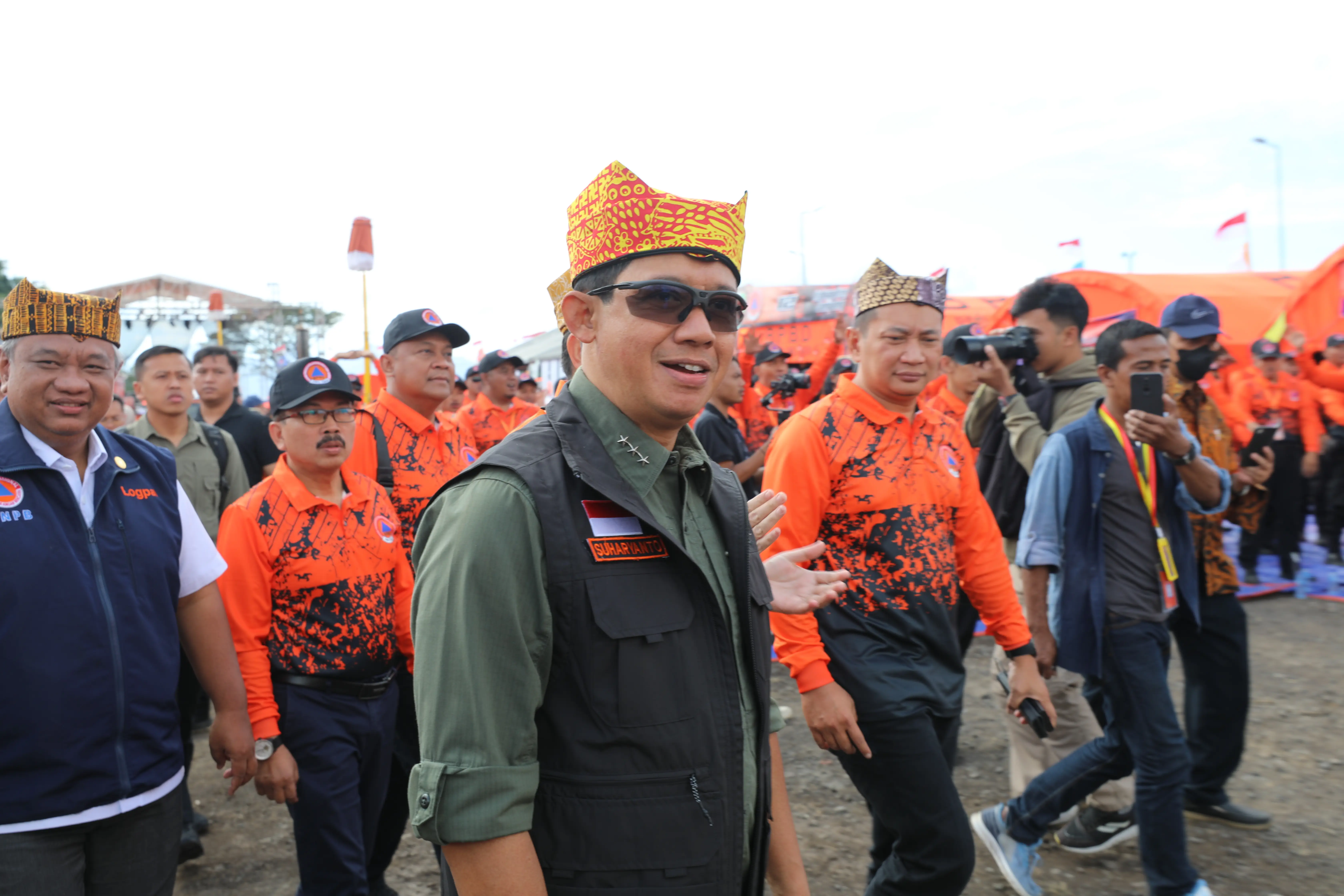 Kepala Badan Nasional Penanggulangan Bencana Letjen TNI Suharyanto S.Sos M.M. menghadiri dan memberikan arahan pada kegiatan Gelar Peralatan Penanggulangan Bencana yang bertema "Optimalisasi Peralatan Penanggulangan Bencana dalam Meningkatkan Ketangguhan Masyarakat" di Pantai Boom Kabupaten Banyuwangi, Provinsi Jawa Timur, Minggu (14/7).